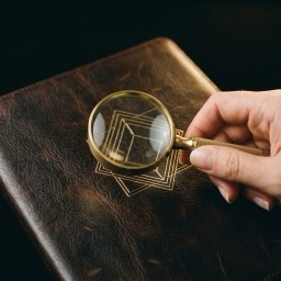 Review — Vergoldete Lupe auf Leder-Portfolio